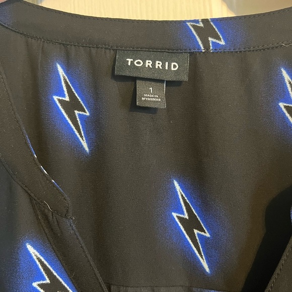 Torrid Lightening Bolt Sheer Tie Front Top Sleeveless Blouse 1X Plus Size V-neck - Picture 3 of 8